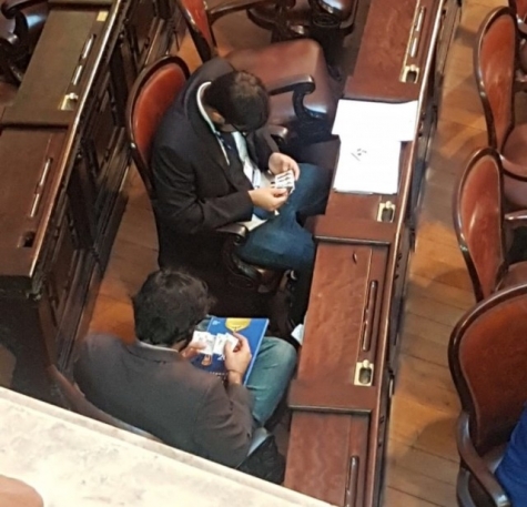 Assessores de deputados foram flagrados trocando figurinhas durante sessão na Alerj