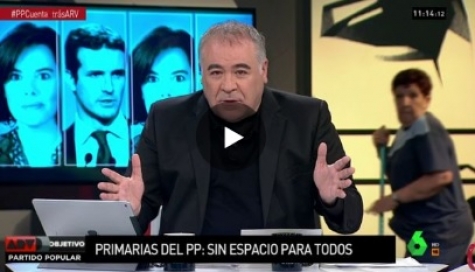 Faxineira não percebe e entra em programa ao vivo