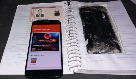 Advogado é flagrado com celular